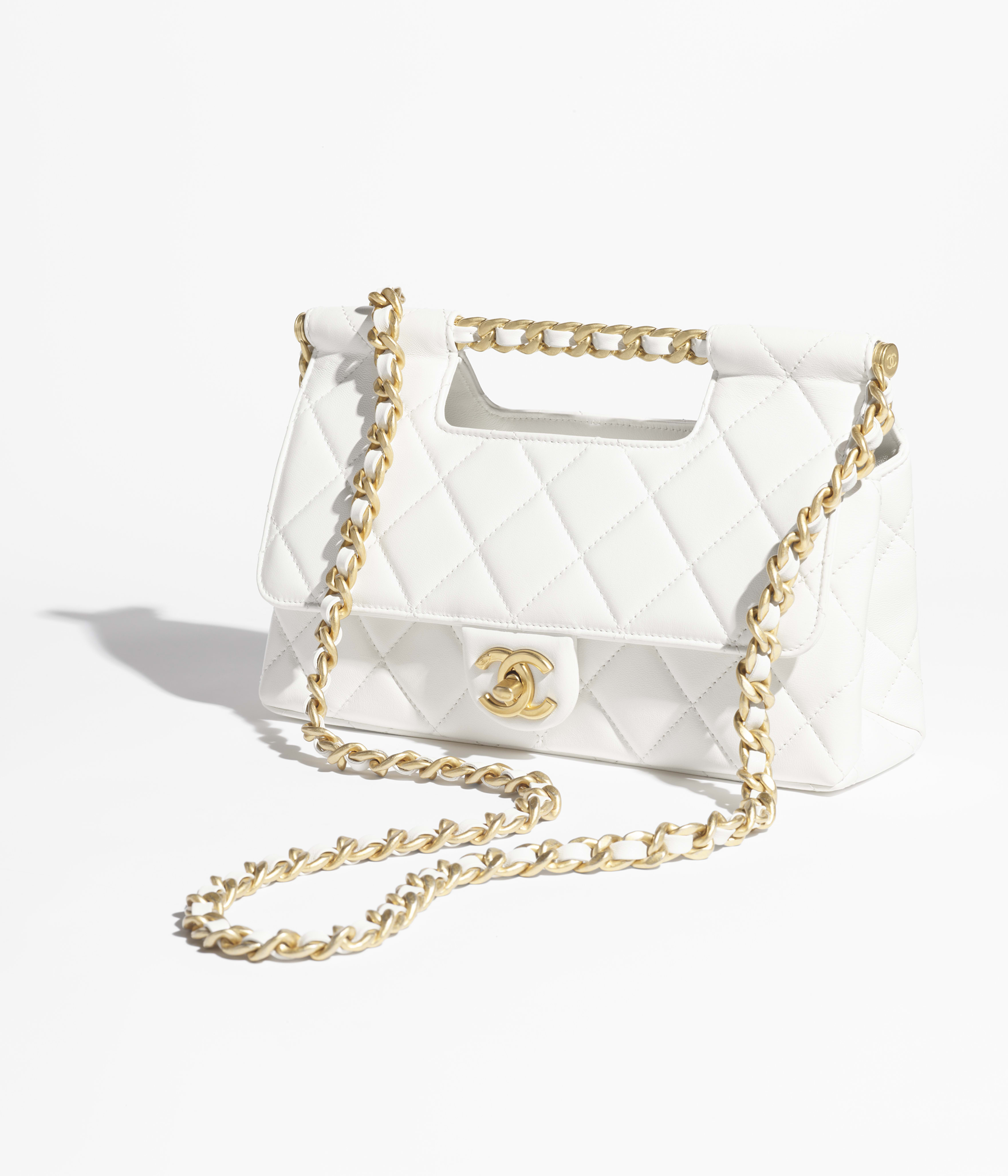 Bolso con solapa y asa de mano - Blanco - Piel de cordero efecto brillo y metal dorado - vista artística 2
